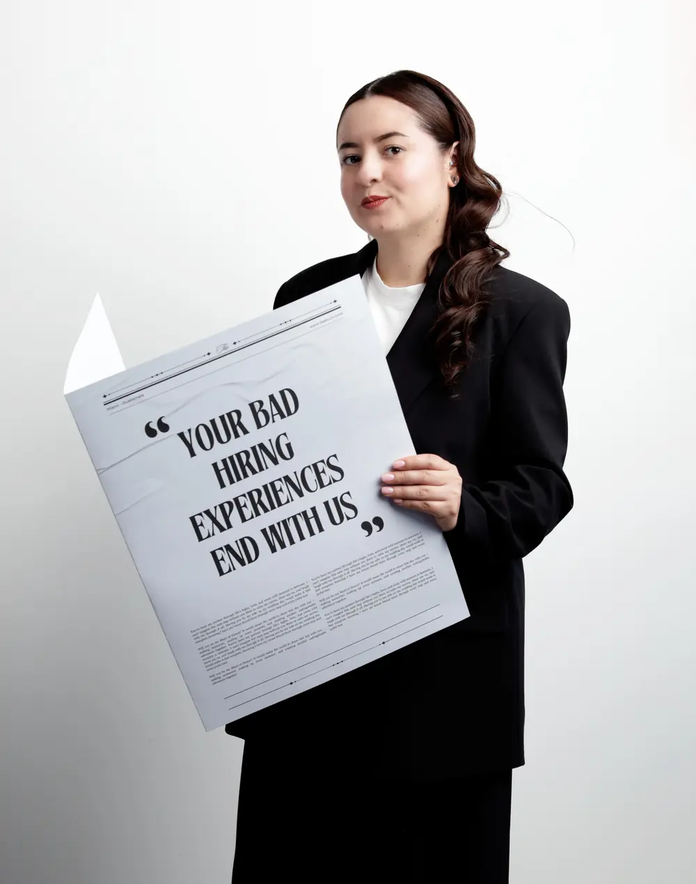 Consultora de Beetuin sosteniendo un cartel que dice: your bad hiring experiences end with us